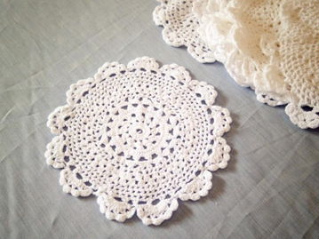 素手織就東方韻 小雅原創(chuàng)日系和風(fēng)純白鉤花杯墊，品味生活中的禪意與匠心